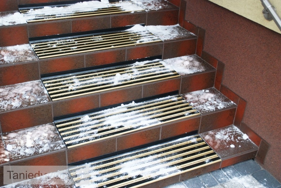 Obrazek ANTYPOŚLIZGI MATY I NAKŁADKI Nakładki antypoślizgowe AluSTEP na schody zewnętrzne (Montaż taśma samoprzylepna z wkładem szczotkowym)