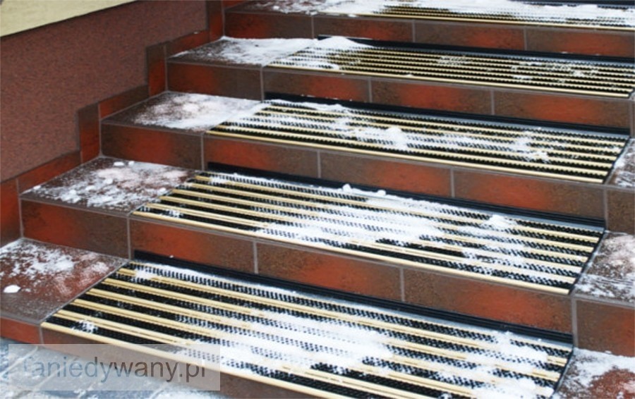 Obrazek ANTYPOŚLIZGI  MATY I NAKŁADKI Nakładki antypoślizgowe AluSTEP na schody zewnętrzne (Montaż taśma samoprzylepna z wkładem szczotkowym)